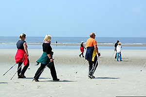 Nordic Walking-Gruppe am Strand